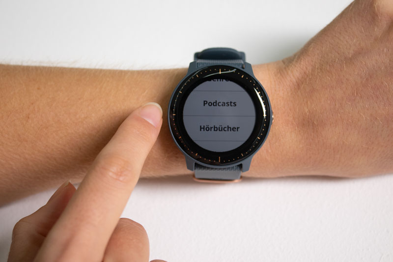 Die Smartwatch Akkulaufzeit ist bei der Garmin Vivosport 3 im Test